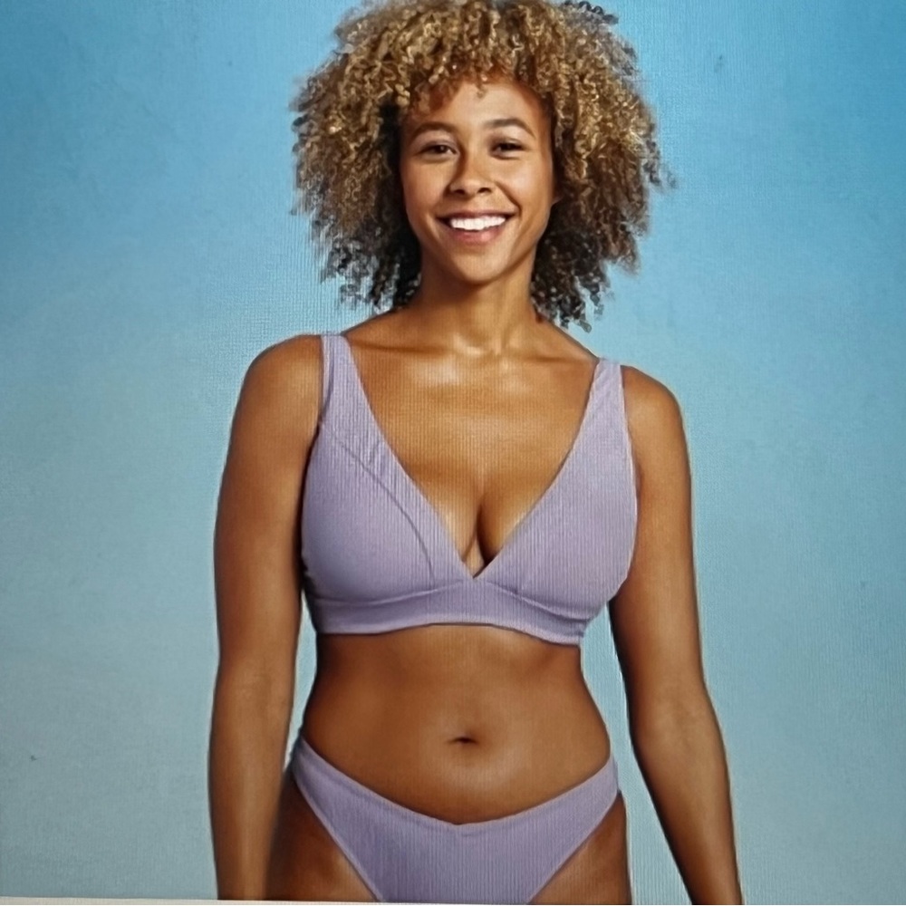 Ribbed triangle Bikini top padded, with adjustable straps.